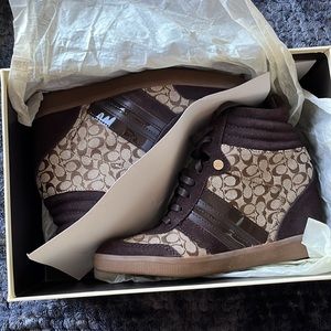 Coach women’s Alara Sneaker khaki/chestnut 7.5 new in box